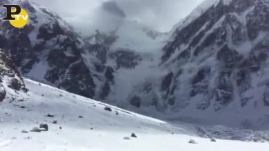 Simone Moro filma la Valanga