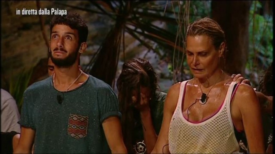 Isola dei famosi 11: Jonás batte Simona Ventura, spavento per la Henger Isola dei famosi 11: Jonás batte Simona Ventura, spavento per la Henger