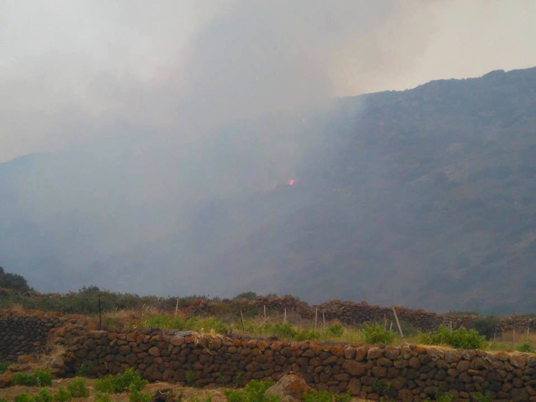 Pantelleria: foto e video dell’incendio che ha distrutto Montagna Grande Pantelleria: foto e video dell’incendio che ha distrutto Montagna Grande