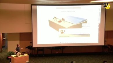 Studente addormentato interrompe la lezione