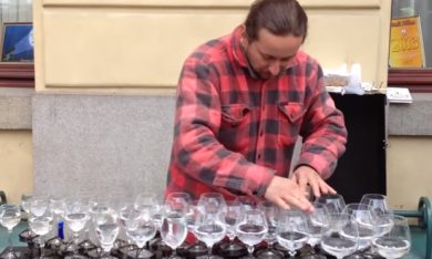 Musicista suona i bicchieri di vetro in modo spettacolare