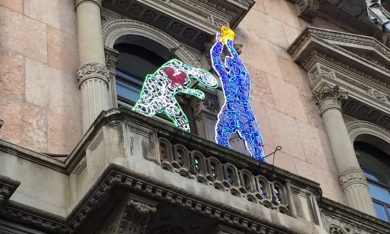 La testata di Zidane è opera d’arte al Mondadori Store di Milano