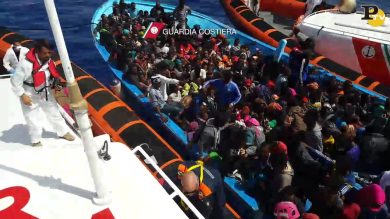 Guardia Costiera: le immagini dei soccorsi ai migranti