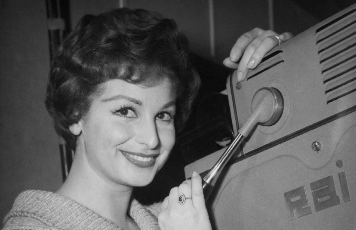 Rai: addio alle annunciatrici, le “signorine buonasera” vanno in pensione