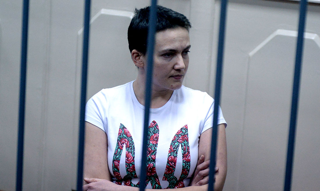 Nadia Savchenko è libera: in Ucraina accolta con gli onori militari – Foto