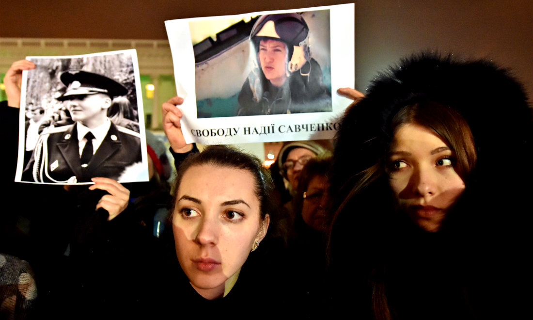 Nadia Savchenko è libera: in Ucraina accolta con gli onori militari – Foto