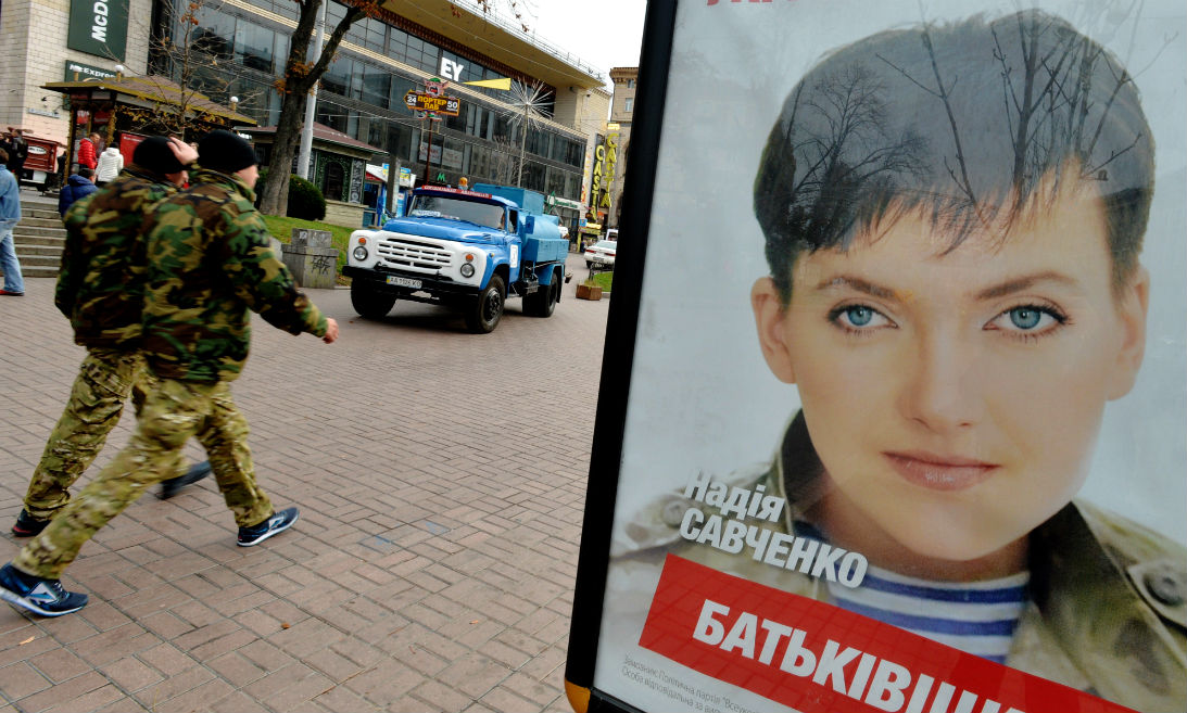Nadia Savchenko è libera: in Ucraina accolta con gli onori militari – Foto