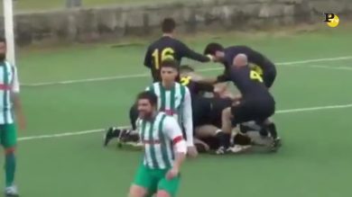 Calcio: schiaffi e pugni all’arbitro