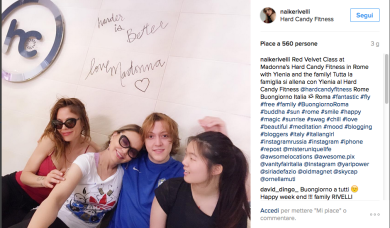 Ornella Muti e Naike Rivelli salutano a distanza Madonna