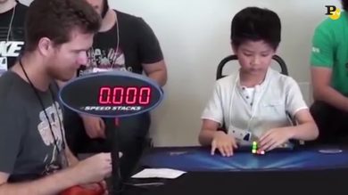 Bambino risolve il cubo di Rubik con una mano