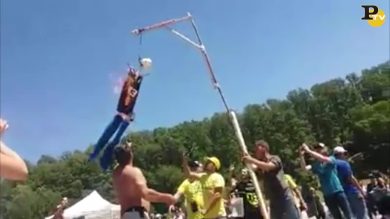 Tifosi di Rossi bruciano manichino di Marquez al Mugello