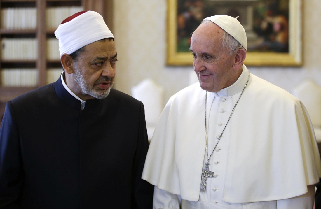 Papa Francesco incontra l’Imam del Cairo, una stretta di mano all’Islam