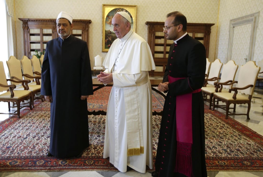 Papa Francesco incontra l’Imam del Cairo, una stretta di mano all’Islam