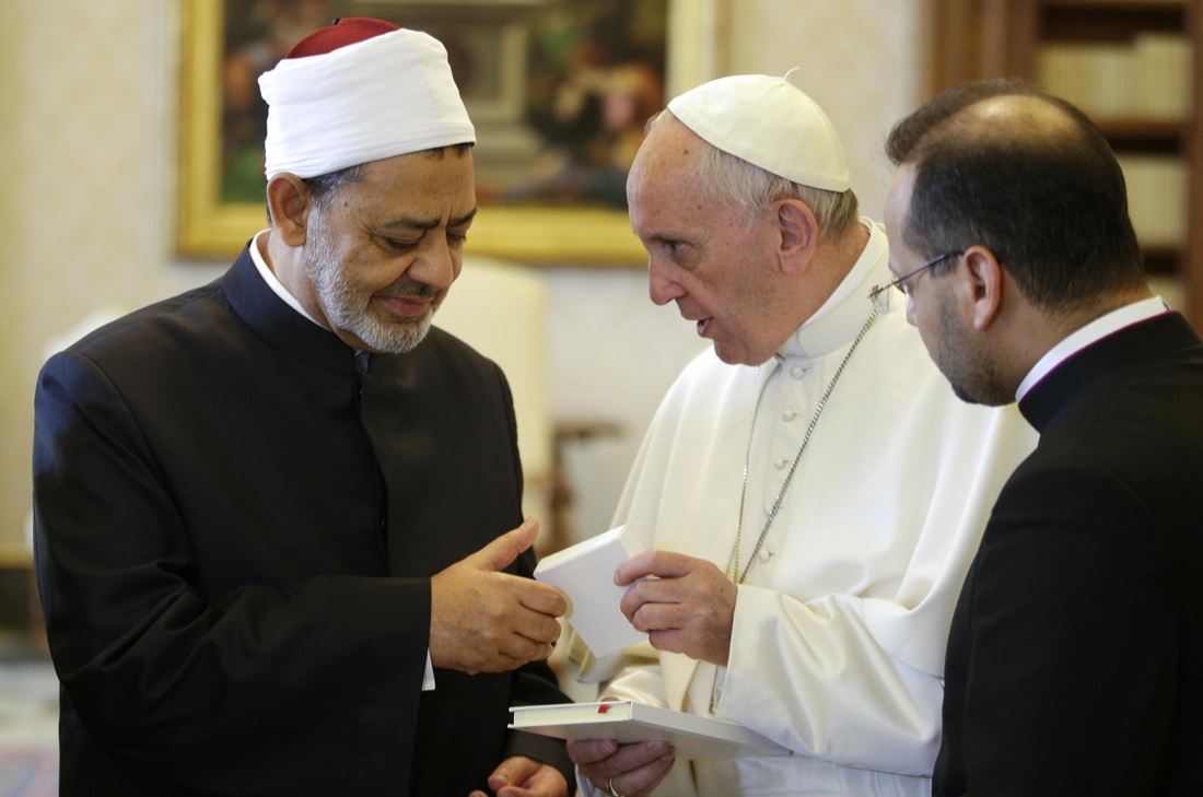 Papa Francesco incontra l’Imam del Cairo, una stretta di mano all’Islam