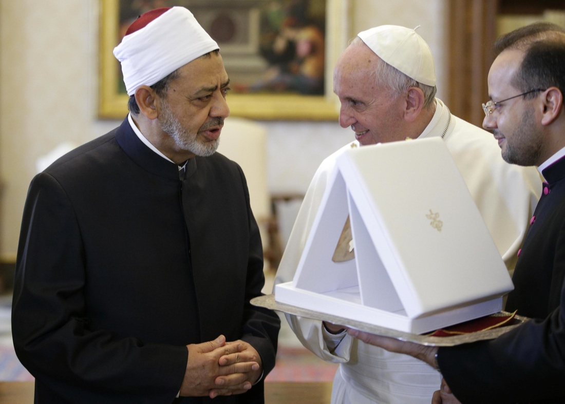 Papa Francesco incontra l’Imam del Cairo, una stretta di mano all’Islam
