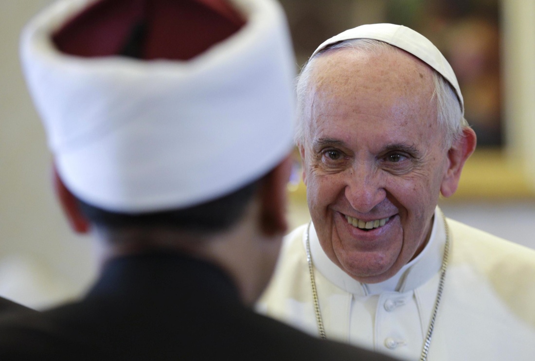 Papa Francesco incontra l’Imam del Cairo, una stretta di mano all’Islam