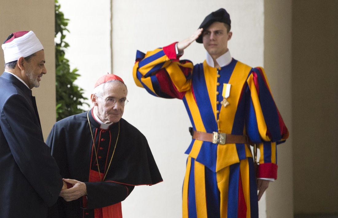 Papa Francesco incontra l’Imam del Cairo, una stretta di mano all’Islam