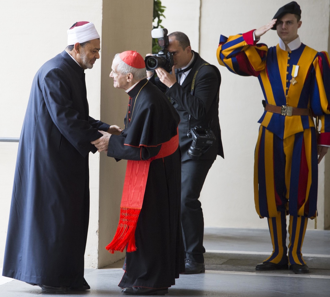 Papa Francesco incontra l’Imam del Cairo, una stretta di mano all’Islam