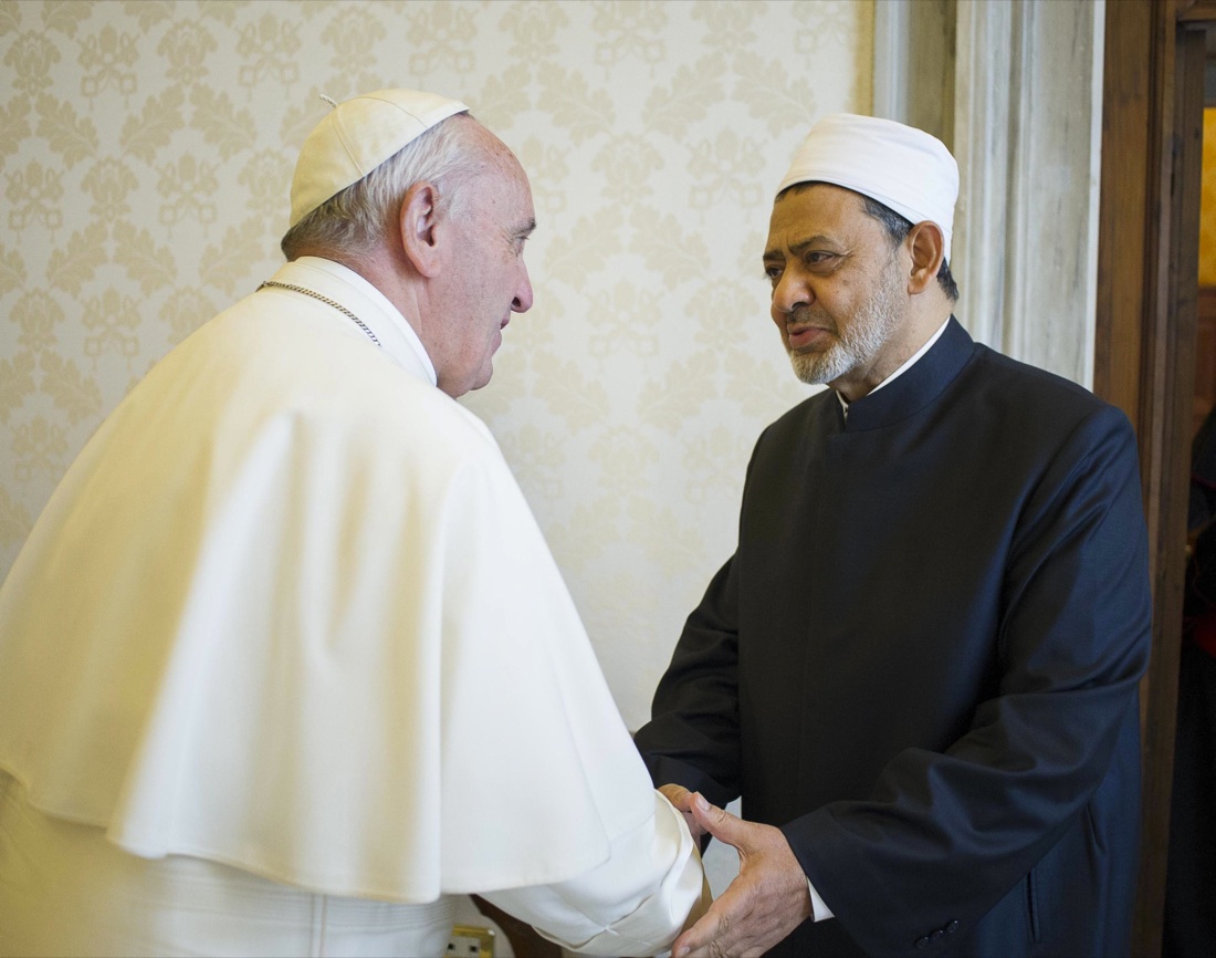 Papa Francesco incontra l’Imam del Cairo, una stretta di mano all’Islam