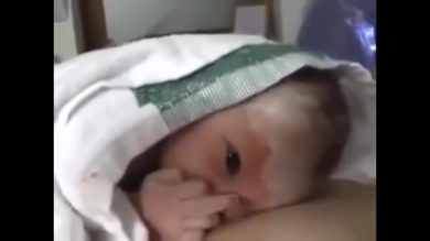 Neonato fa il “dito medio” al papà