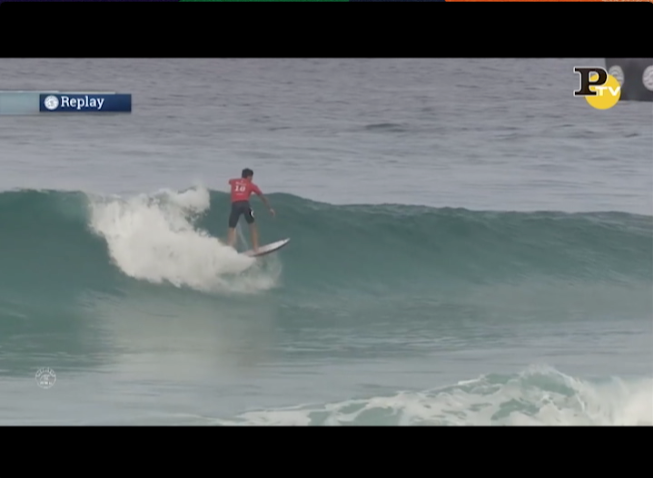 Salto mortale con la tavola da surf Salto mortale con la tavola da surf