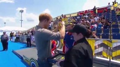 La veterana dona la medaglia ai suoi salvatori