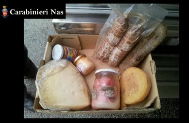 Bologna, larve nei formaggi: maxi operazione del Nas