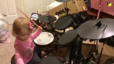 Piccola batterista alle prime armi