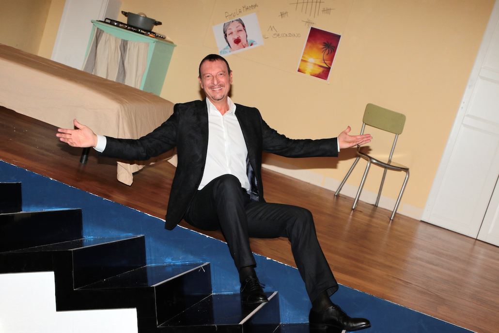 Gaffe di Amadeus: dopo la parolaccia in diretta, arriva il Tapiro di Striscia