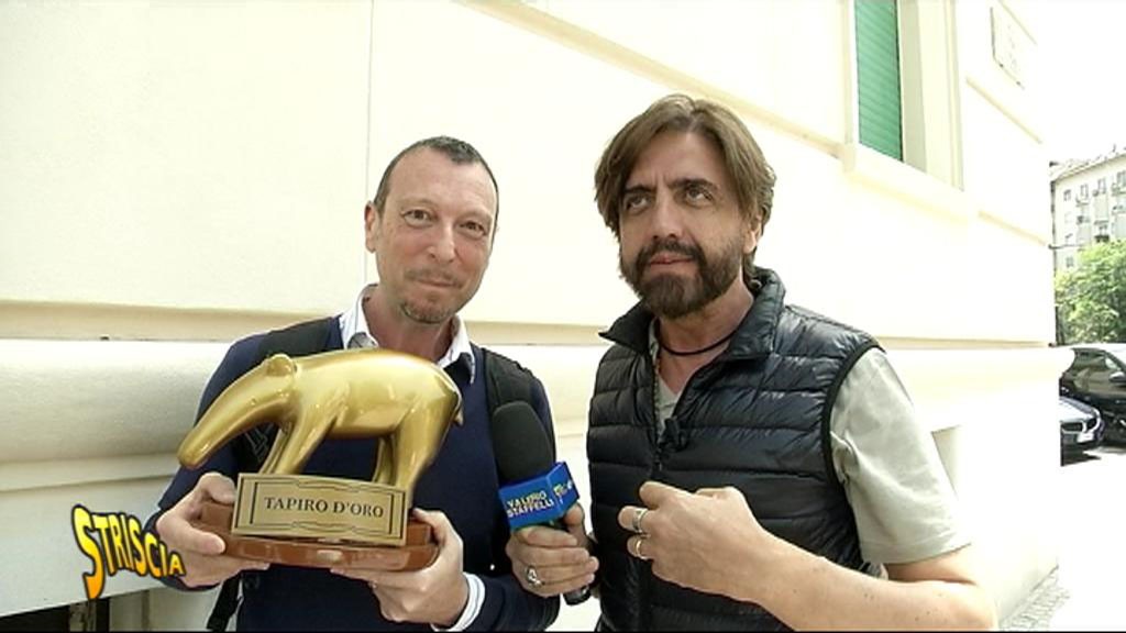Gaffe di Amadeus: dopo la parolaccia in diretta, arriva il Tapiro di Striscia