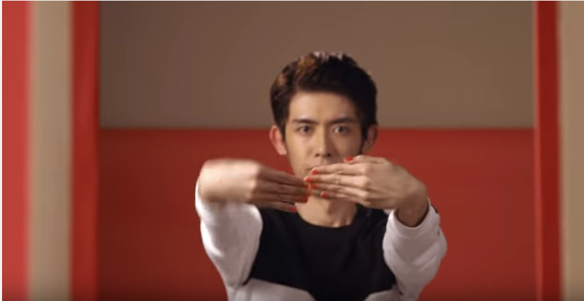 La catena Kfc ha lanciato lo smalto al gusto pollo