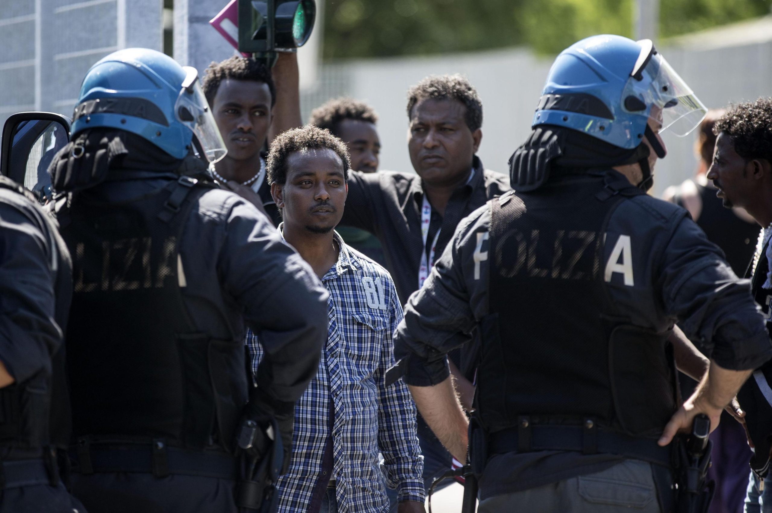 Migranti: agenti segreti nei campi profughi?