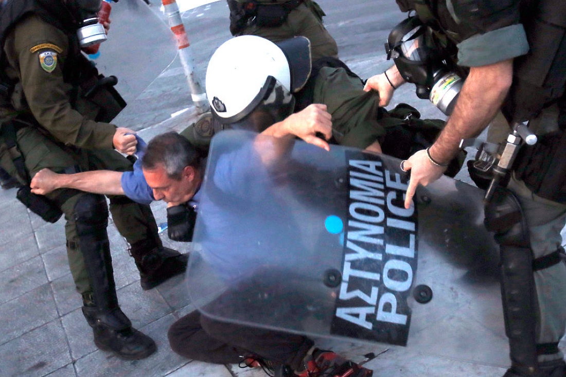 In Grecia è ancora austerity e proteste – FOTO In Grecia è ancora austerity e proteste – FOTO