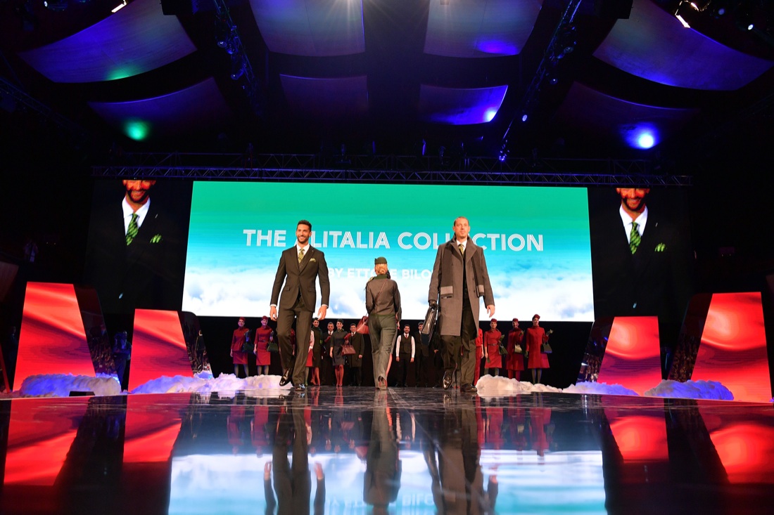 Alitalia: ecco le nuove divise di hostess e steward – Foto Alitalia: ecco le nuove divise di hostess e steward – Foto