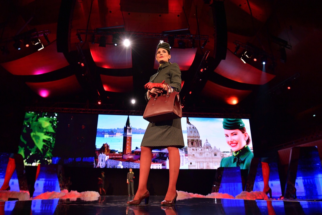 Alitalia: ecco le nuove divise di hostess e steward – Foto Alitalia: ecco le nuove divise di hostess e steward – Foto