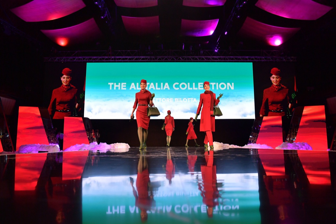 Alitalia: ecco le nuove divise di hostess e steward – Foto Alitalia: ecco le nuove divise di hostess e steward – Foto