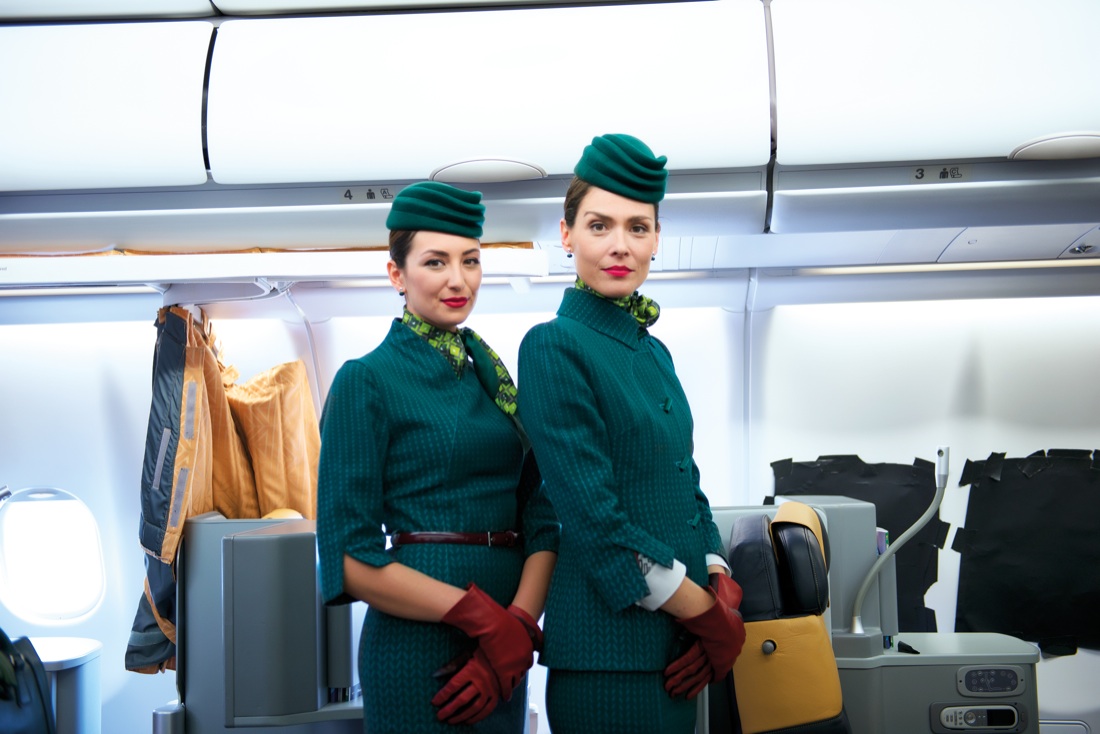 Alitalia: ecco le nuove divise di hostess e steward – Foto Alitalia: ecco le nuove divise di hostess e steward – Foto