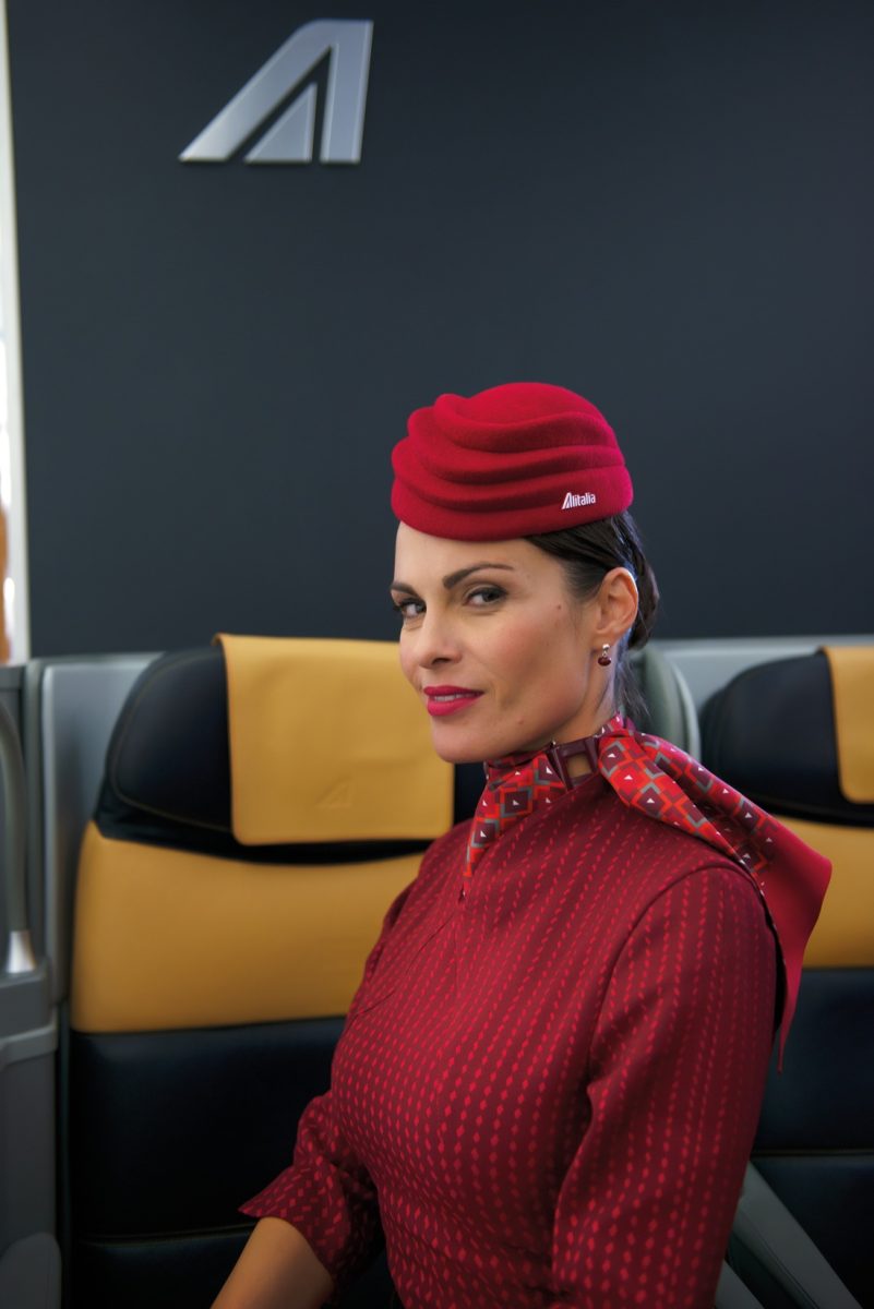 Alitalia: ecco le nuove divise di hostess e steward – Foto Alitalia: ecco le nuove divise di hostess e steward – Foto