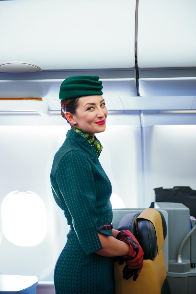 Alitalia: ecco le nuove divise di hostess e steward – Foto Alitalia: ecco le nuove divise di hostess e steward – Foto