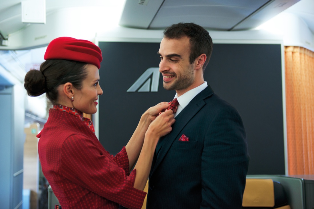 Alitalia: ecco le nuove divise di hostess e steward – Foto Alitalia: ecco le nuove divise di hostess e steward – Foto