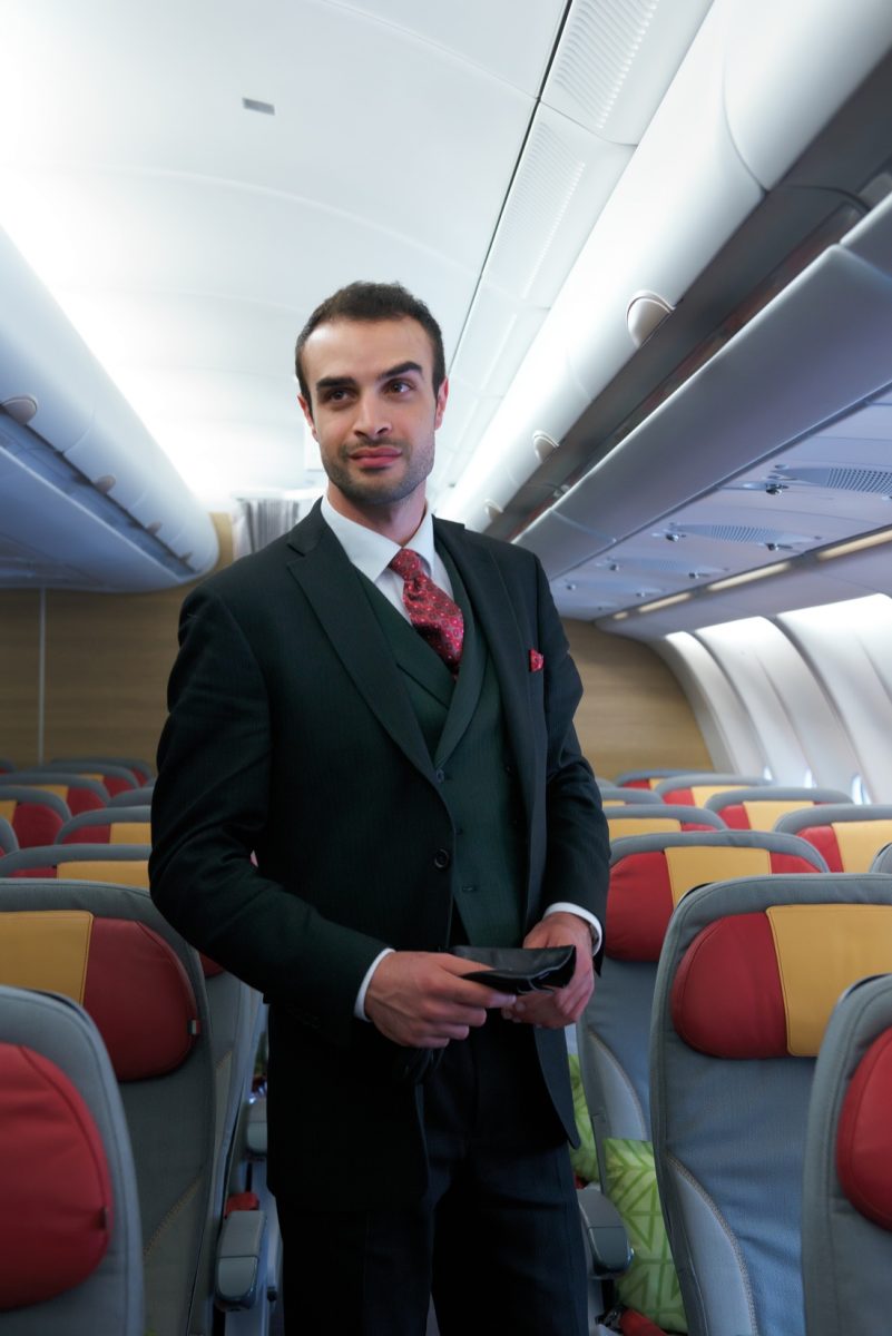 Alitalia: ecco le nuove divise di hostess e steward – Foto Alitalia: ecco le nuove divise di hostess e steward – Foto