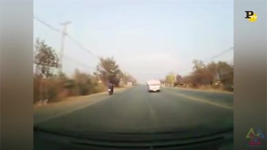 Moto travolta da un materasso