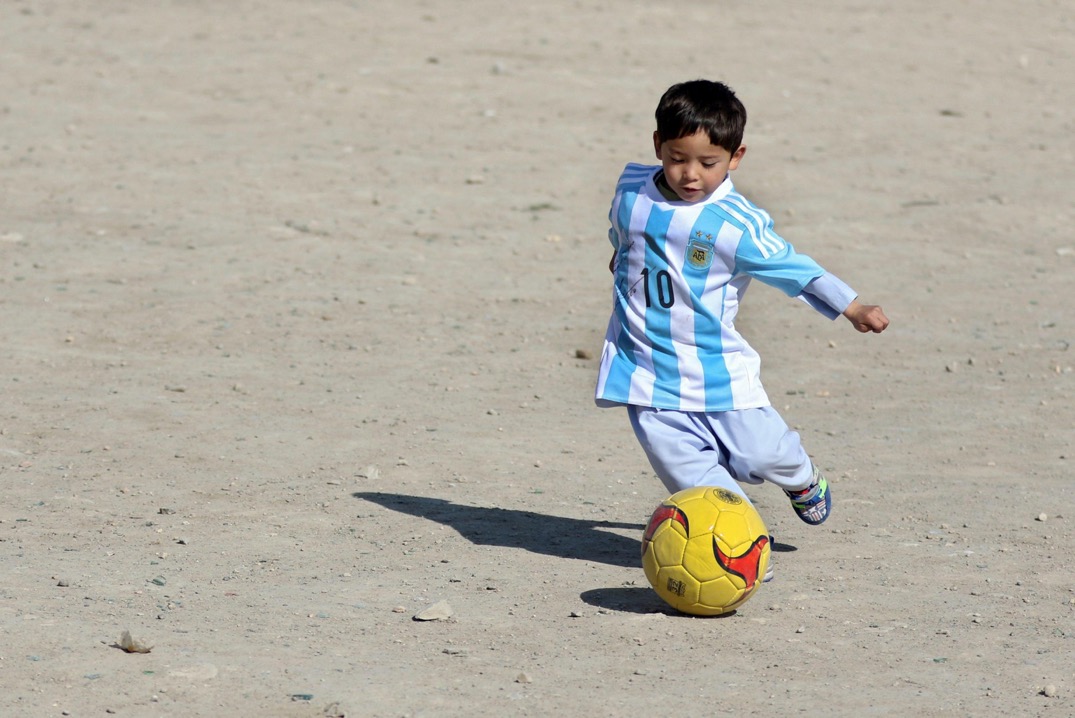 Ricordate il piccolo fan di Messi? È stato costretto a scappare