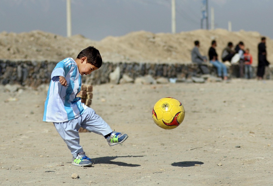 Ricordate il piccolo fan di Messi? È stato costretto a scappare