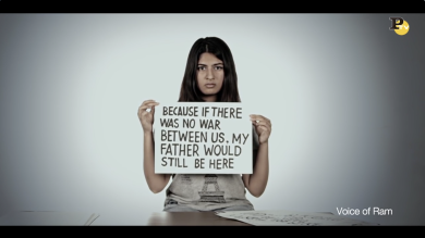 Il messaggio di pace una ragazza indiana