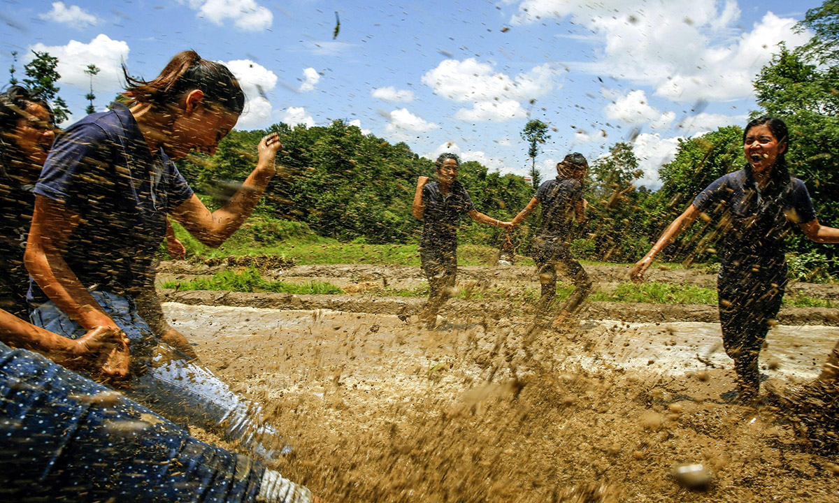 Nepal, giochi nel fango per la festa della risaia Nepal, giochi nel fango per la festa della risaia