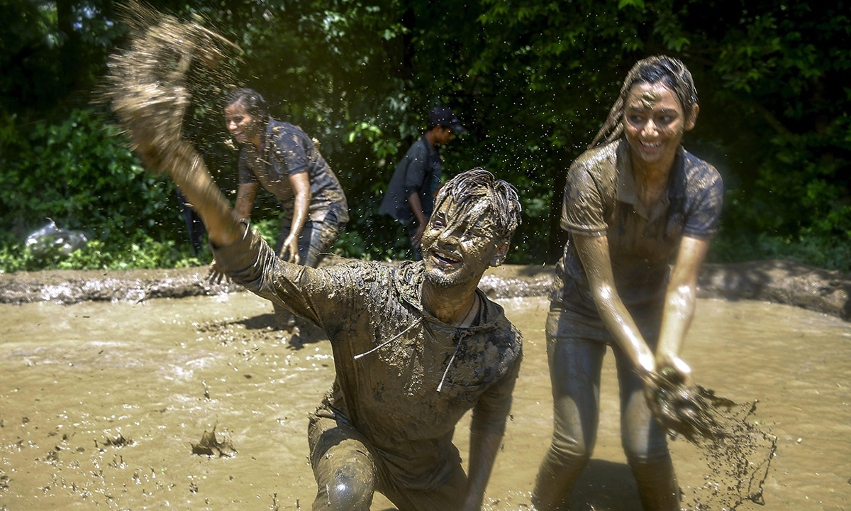 Nepal, giochi nel fango per la festa della risaia Nepal, giochi nel fango per la festa della risaia