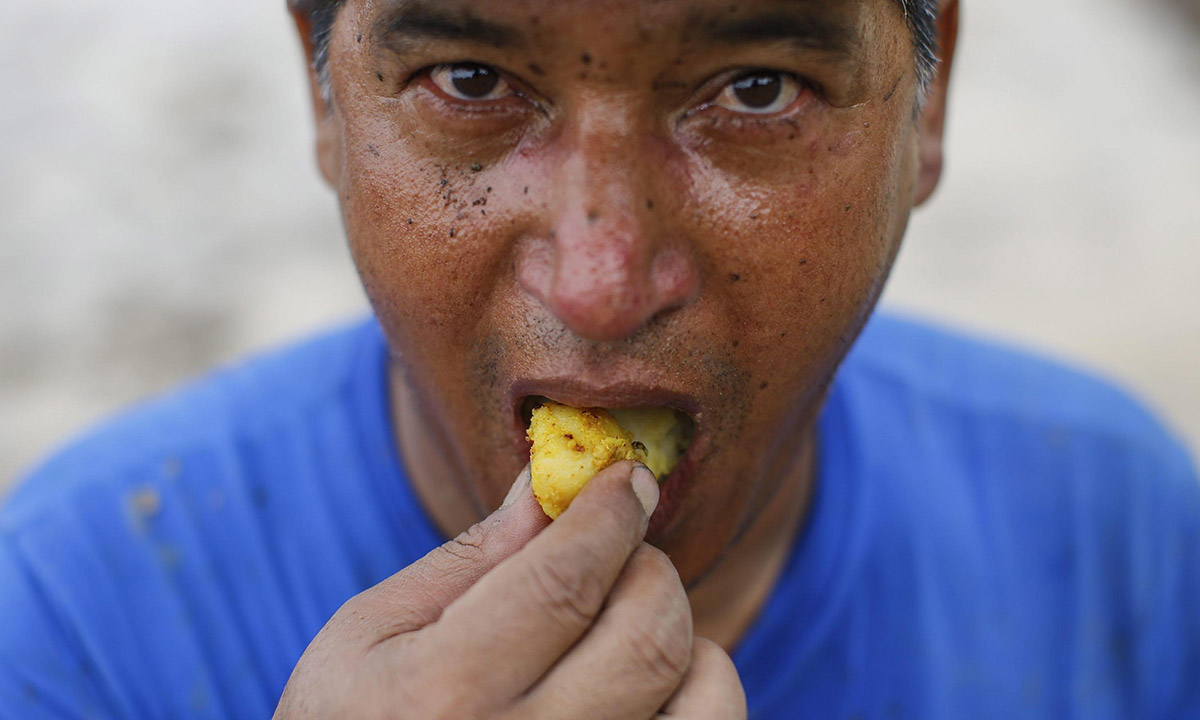 Nepal, giochi nel fango per la festa della risaia Nepal, giochi nel fango per la festa della risaia