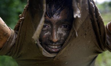 Nepal, giochi nel fango per la festa della risaia