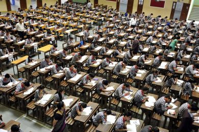 Esami, bocciato per la 47esima volta (a 82 anni)